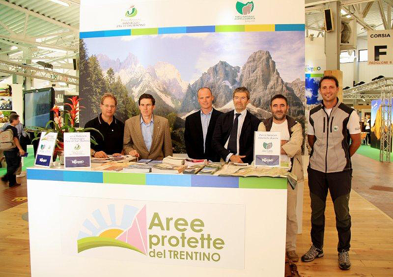 Lo staff delle Aree protette del Trentino allo stand di Dolomiti Expo 2011 a Longarone