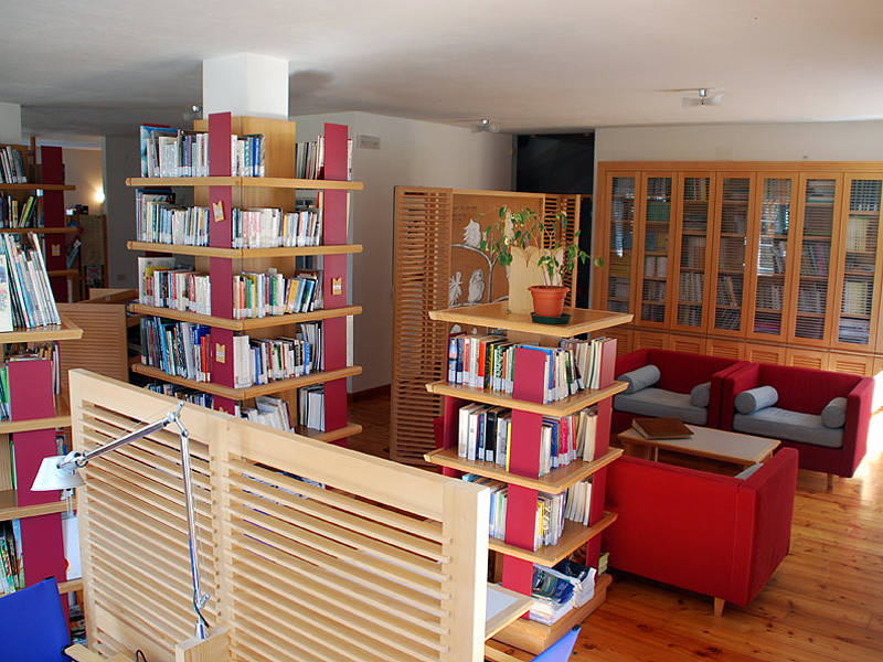 La biblioteca Dino Buzzati a Villa Welsperg