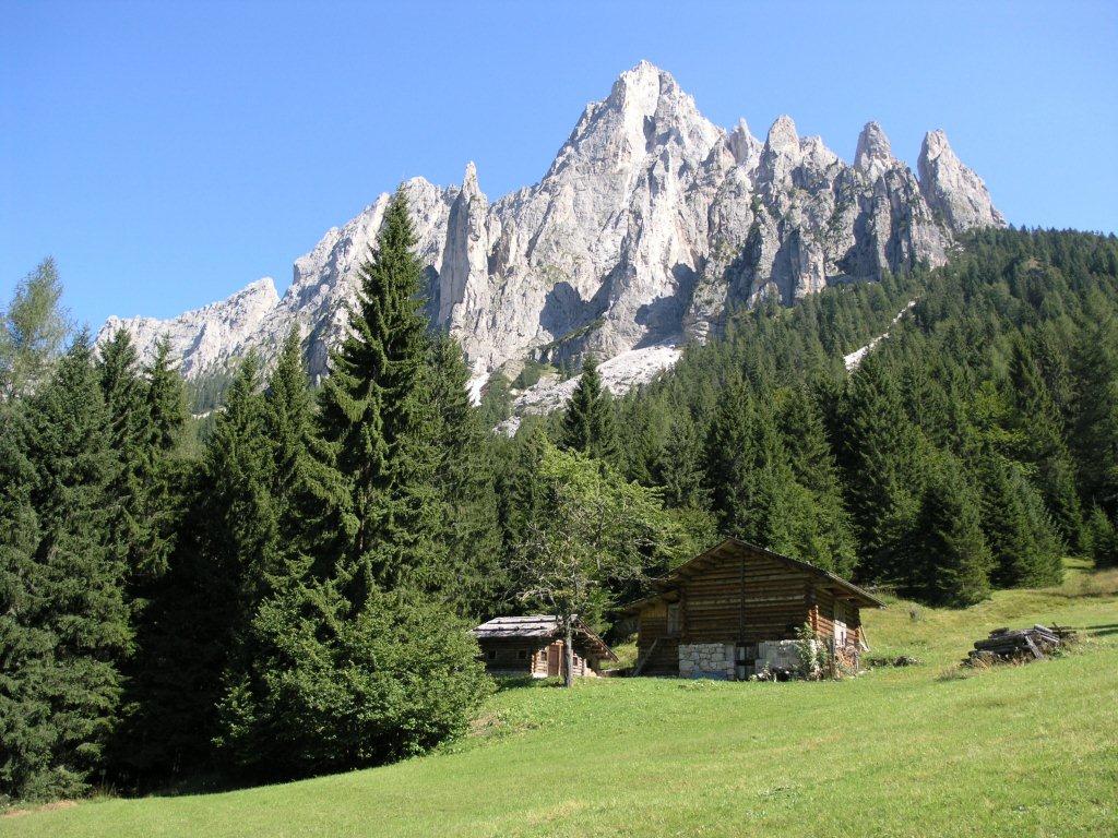 Ai piedi delle Torri del Cimerlo